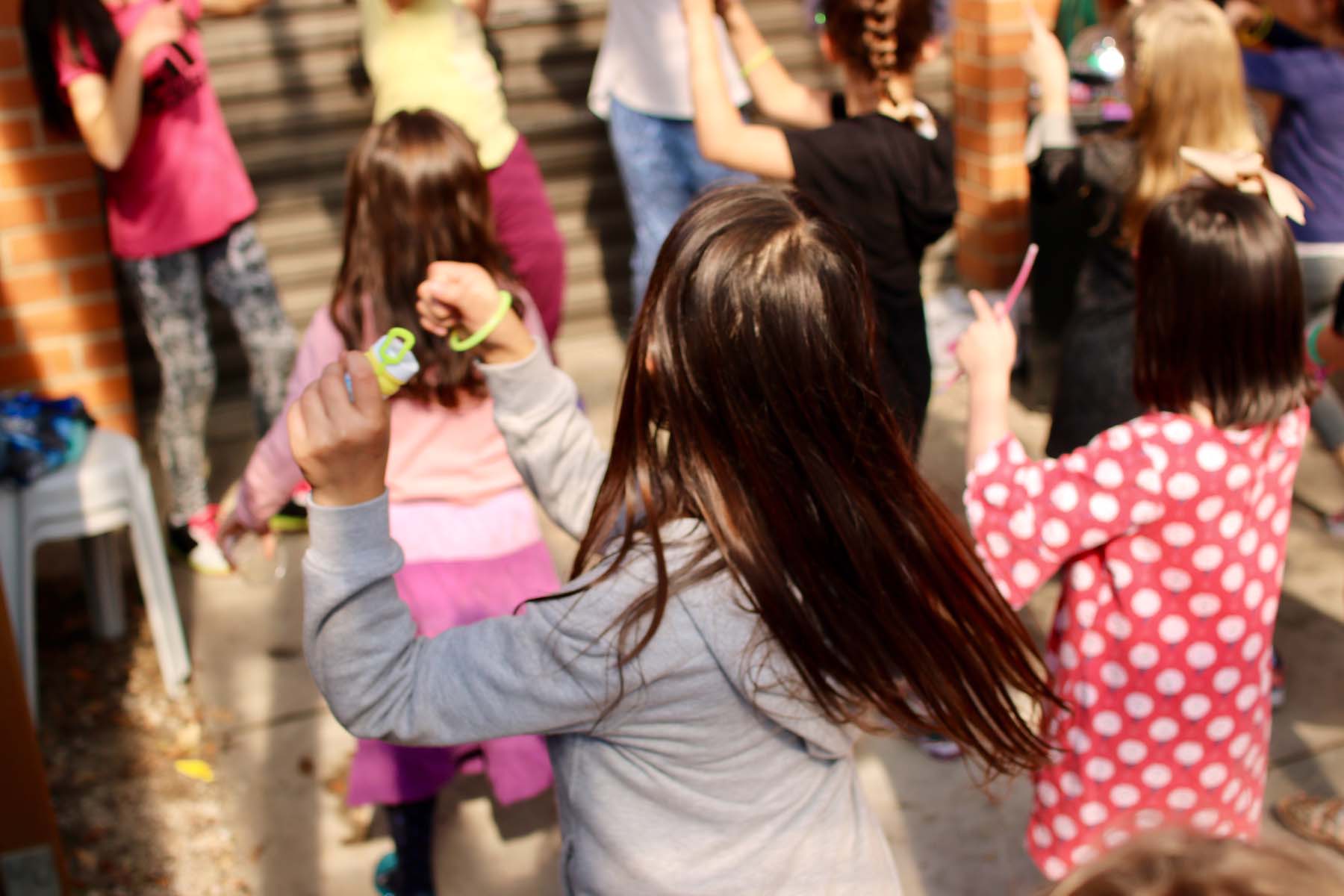 niños de colegio jugando con un animador en el exterior