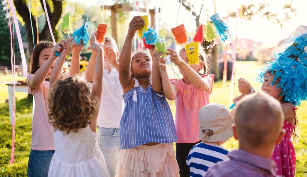 niños divirtiéndose en un campamente de verano cumpleaños