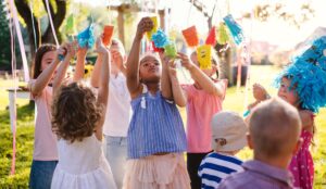 niños divirtiéndose en un campamente de verano cumpleaños