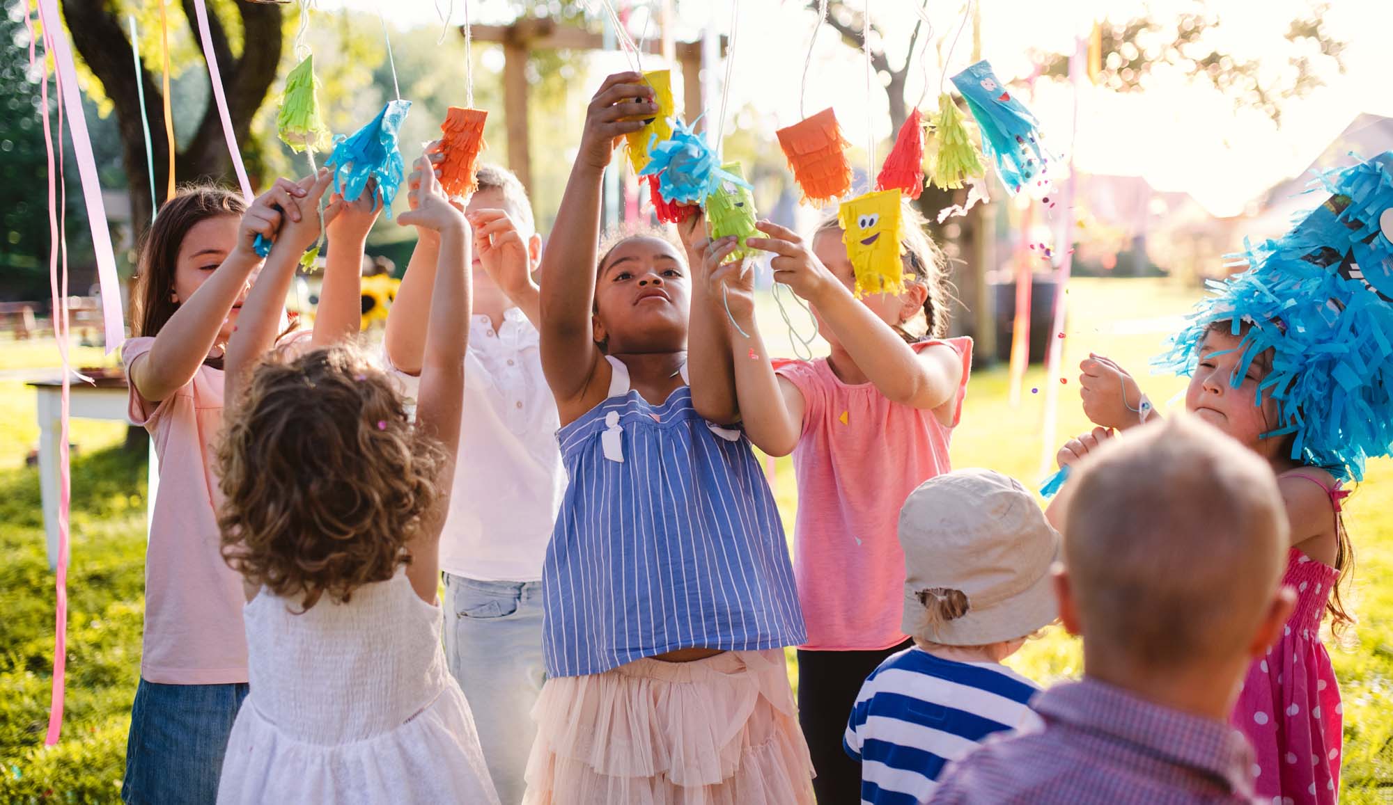 niños divirtiéndose en un campamente de verano cumpleaños